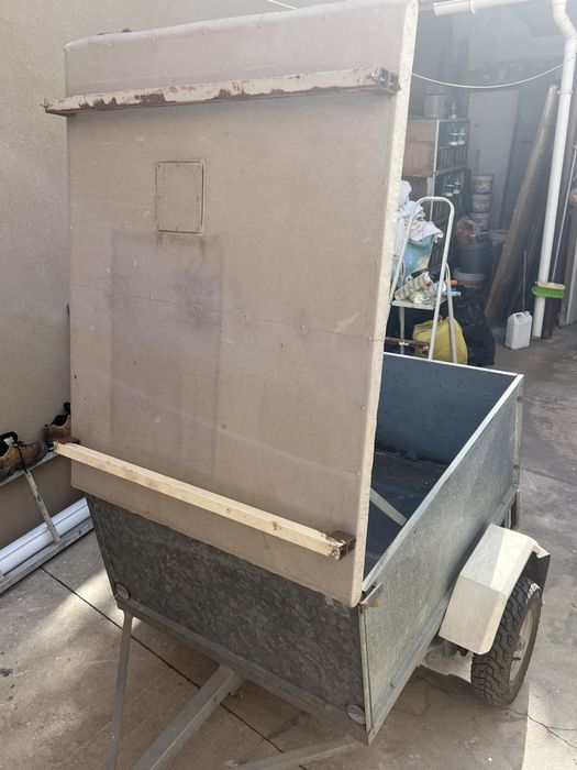 Reboque versátil com tampa rigida