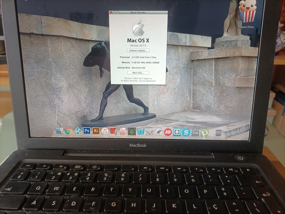 MacBook com bateria inchada.