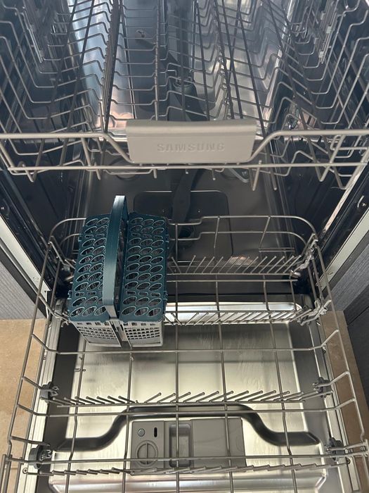 Máquina de Lavar Loiça Samsung DW60M6040FS - Usada em bom estado