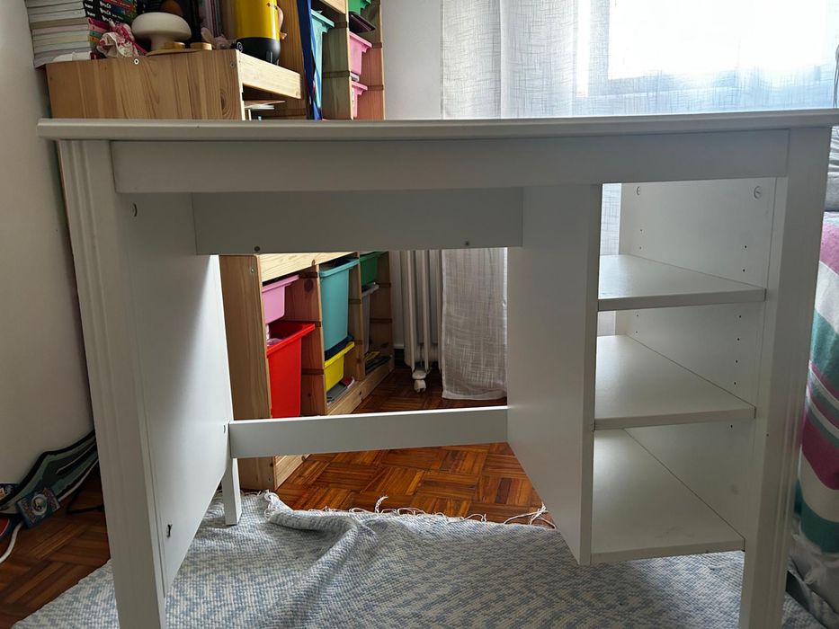 Secretária branca (IKEA) com prateleiras laterais – funcional e em bom estado