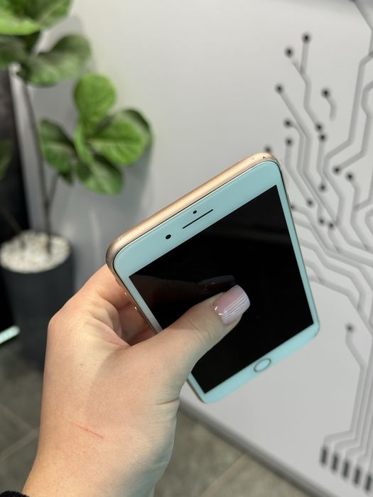 iPhone 8 Plus • Gold • 64GB • Нюанс