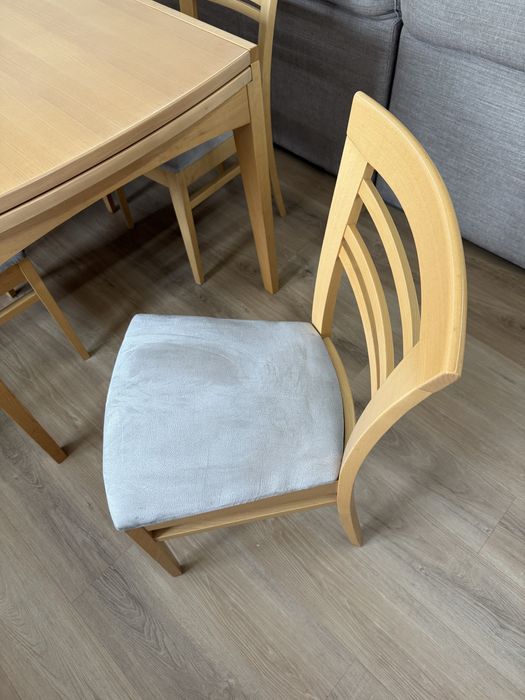 Mesa de jantar extensível com seis cadeiras