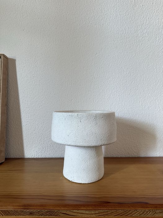 Vaso branco com acabamento tipo gesso, 18 cm de diâmetro e 19 cm de altura.