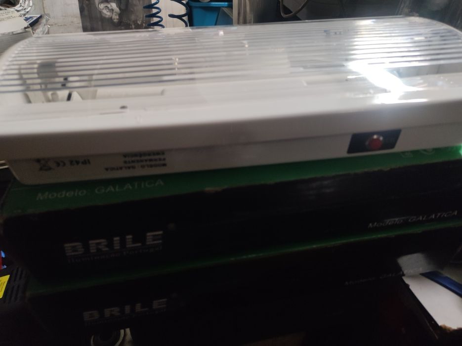 Luminária de saída de emergência