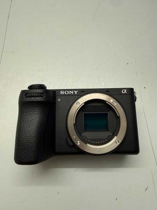 Sony Alpha A6700 + objetivo de 16-50 mm.