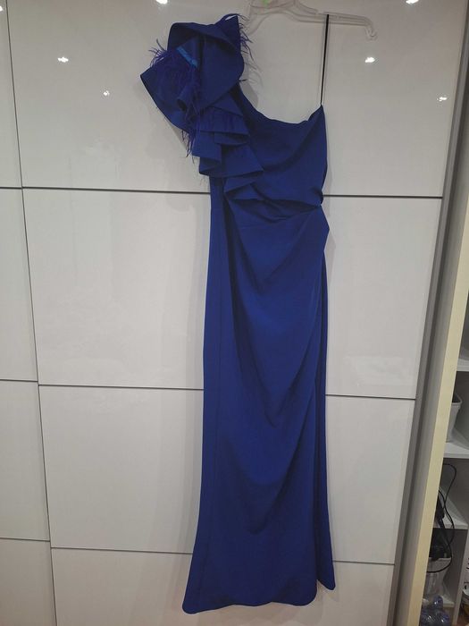 Chabrowa sukienka maxi na jedno ramię z piórami