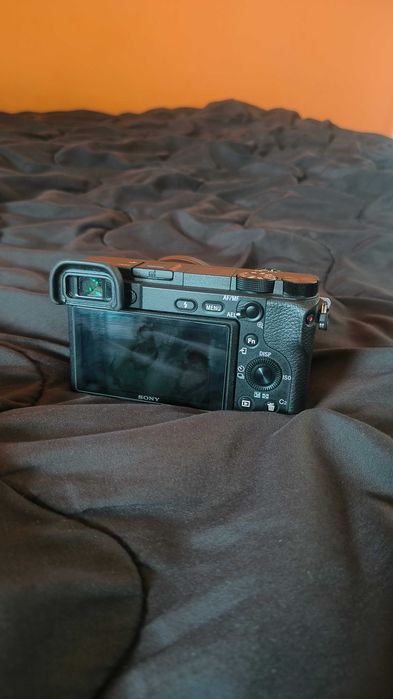 Sony A6400 + 16-50mm OSS | 3 baterie, ładowarka, karta 128GB | 26k migawki