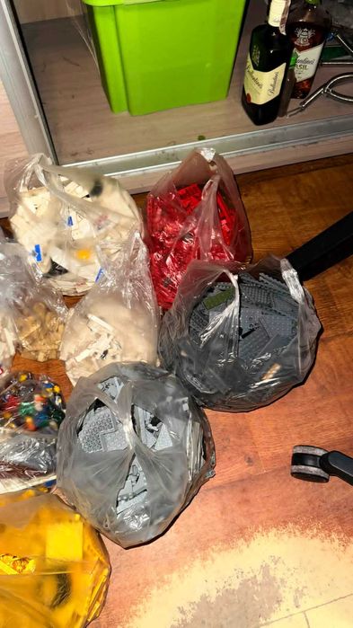 ~11,35kg klockow LEGO posegregowane kolorystycznie.