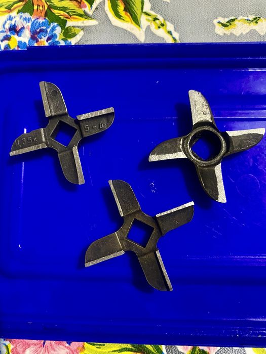 Электросмясорубка с разными насадками “Moulinex”и отдельно ножи, сетки