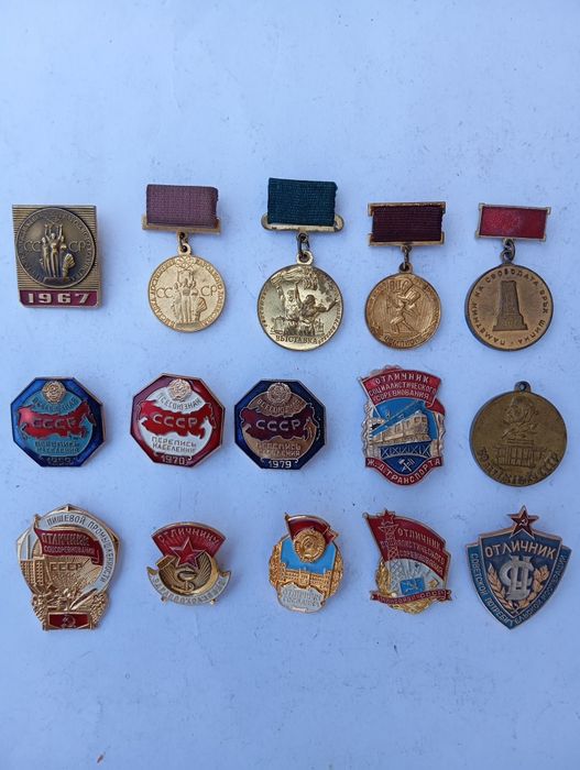 Великий вибір знаків, значків  різне.