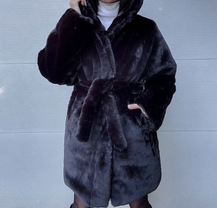 Жіноча елегантна темно коричнева шуба.