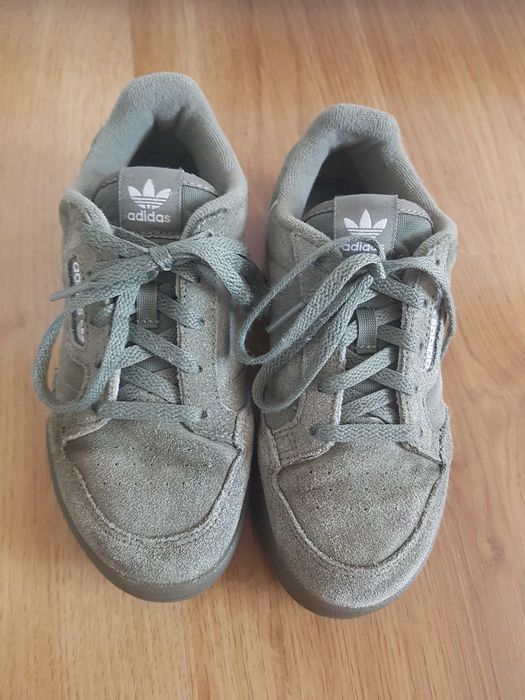 Zamszowe buty khaki adidas 31,5