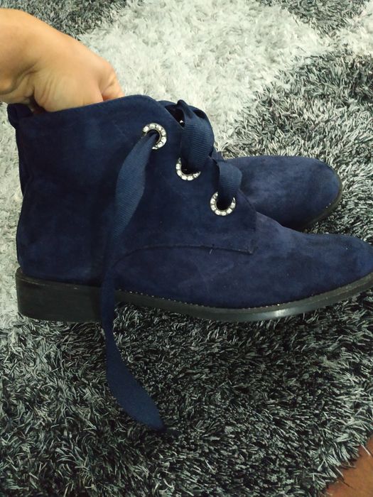 Sapato com brilhantes muito lindos tamanho 40. Só usados uma vez.