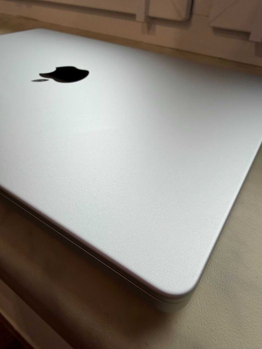 MacBook Pro 14" M1 Pro 10-CPU + 16-GPU / 16GB RAM / 1TB SSD super stan