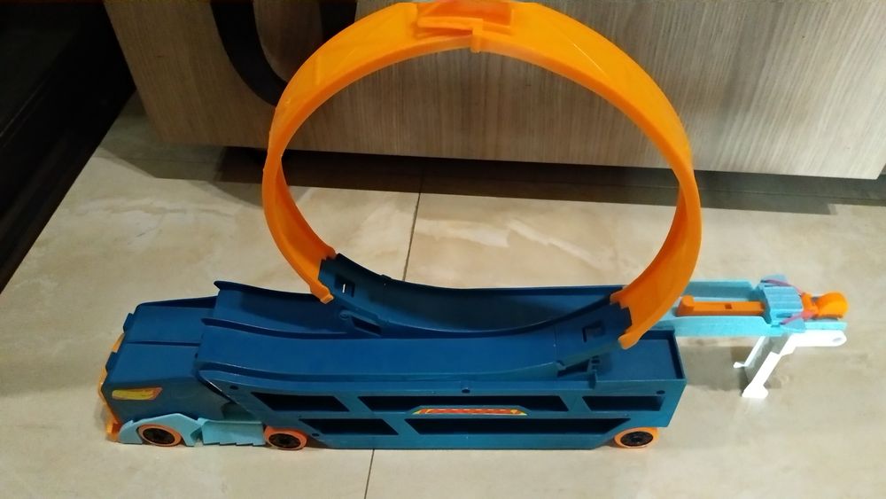 Автовоз трейлер Хот Вилс с петлей Hot Wheels Stunt & Go Track