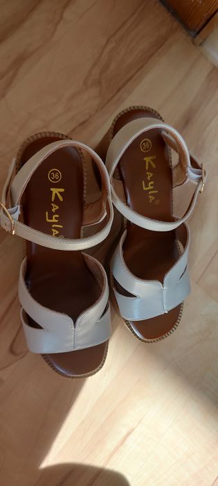 Sandały damskie na słupku 36