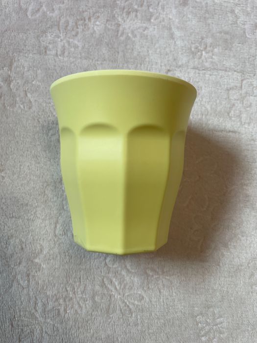 Kubek plastikowy żółty