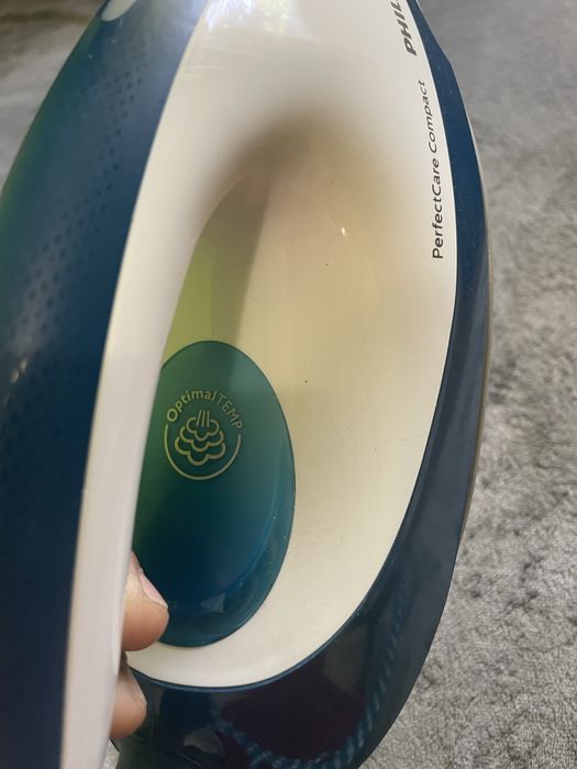 Праска Philips PerfectCare Compact парогенератор
