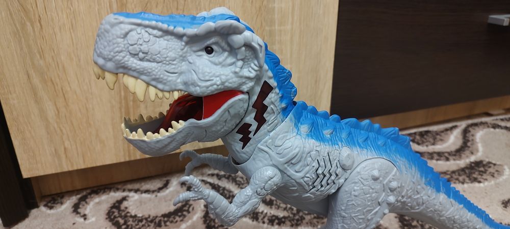 Динозавр игрушка на батарейках.