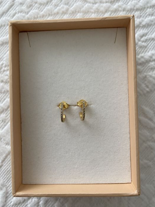 Brincos invertidos, em prata dourada da OurSins