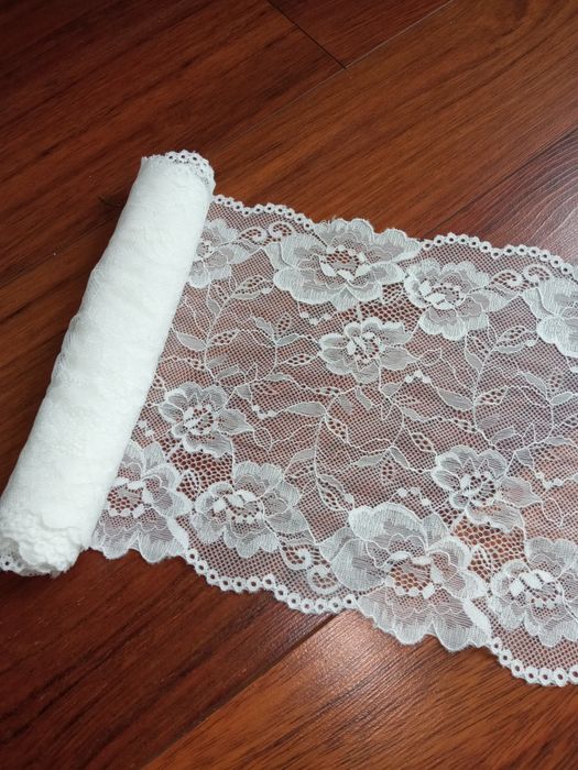 Koronka elastyczna bardzo ciągliwa kolor ecru szer. Max 22 cm.