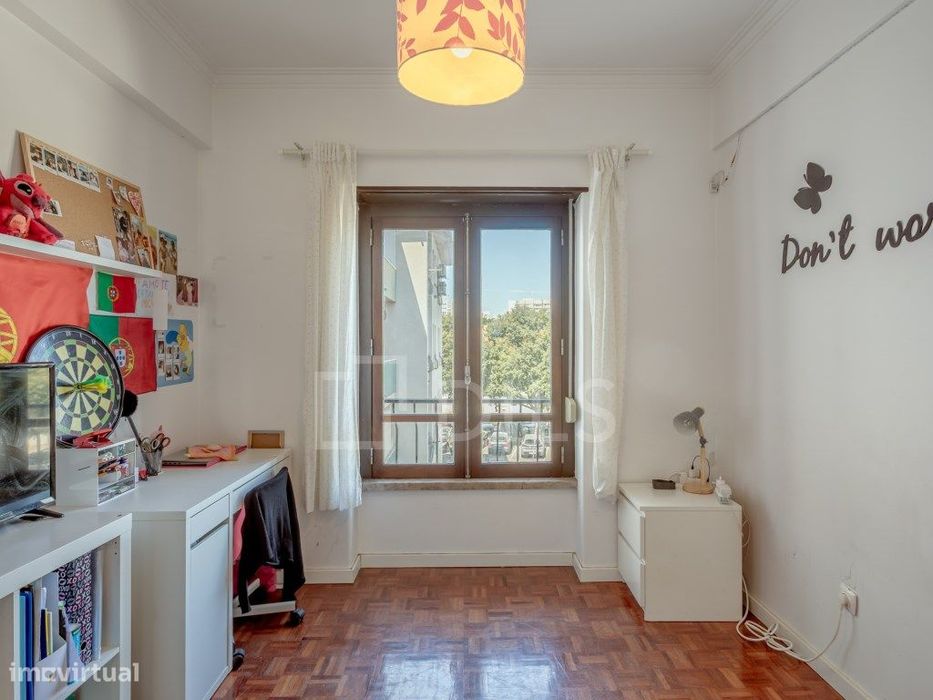 Apartamento T2 com varanda e elevador, em Oeiras.