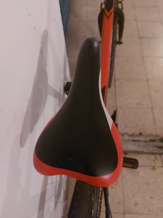 Bicicleta preta e vermelha usada