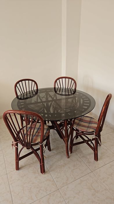 Conjunto mesa redonda de vidro e 4 cadeiras