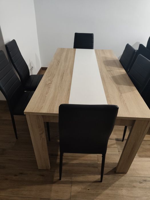 Mesa de jantar com as cadeiras