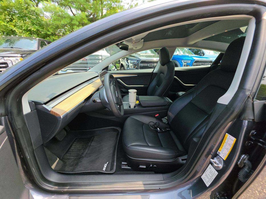 Продається Tesla Model 3 Long Range 2023 року.