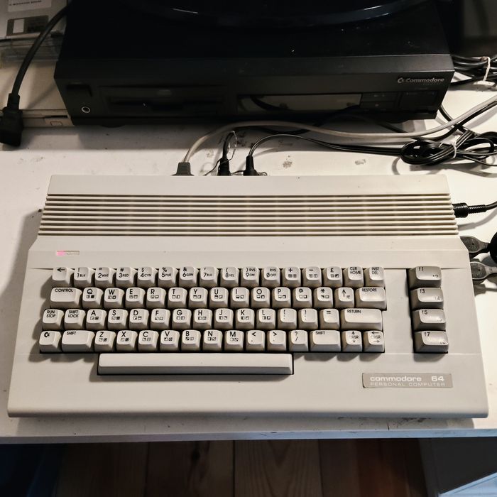 Commodore C64C em bom estado