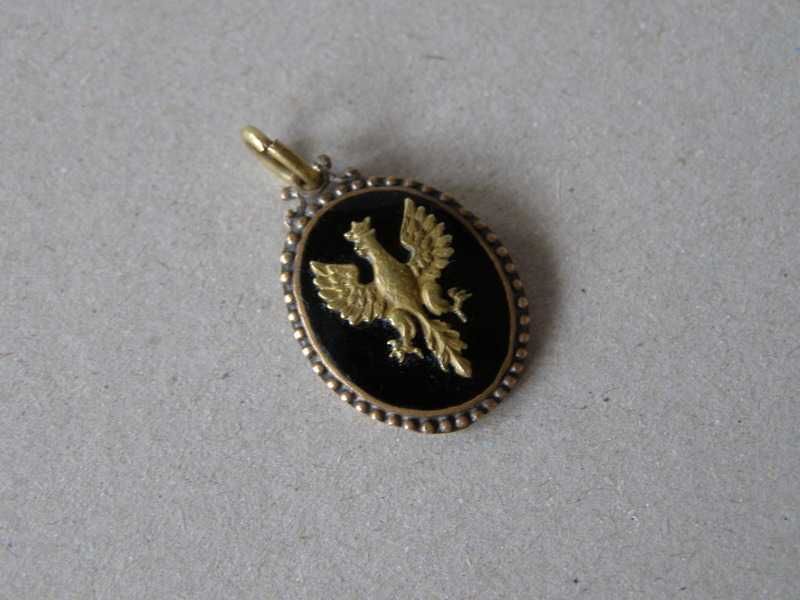 Zawieszka patriotyczna z Orłem Białym w koronie / czarna emalia .