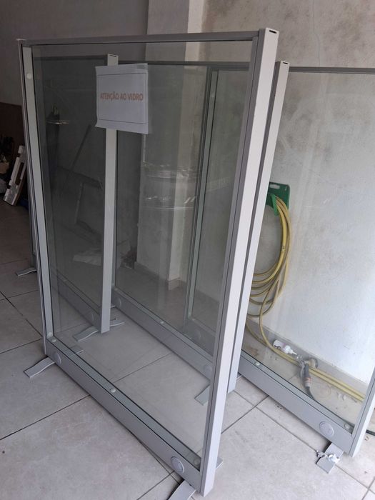 3 Divisorias de vidro duplo em ferro