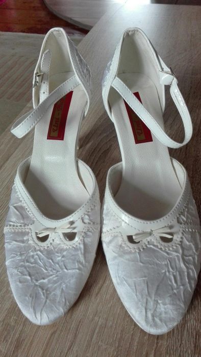 Buty ślubne białe