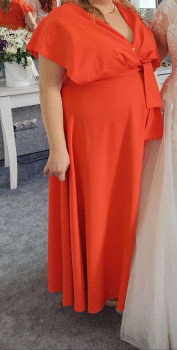 Elegancka sukienka Flavia na wesele - zmysłowy blask papai plus size