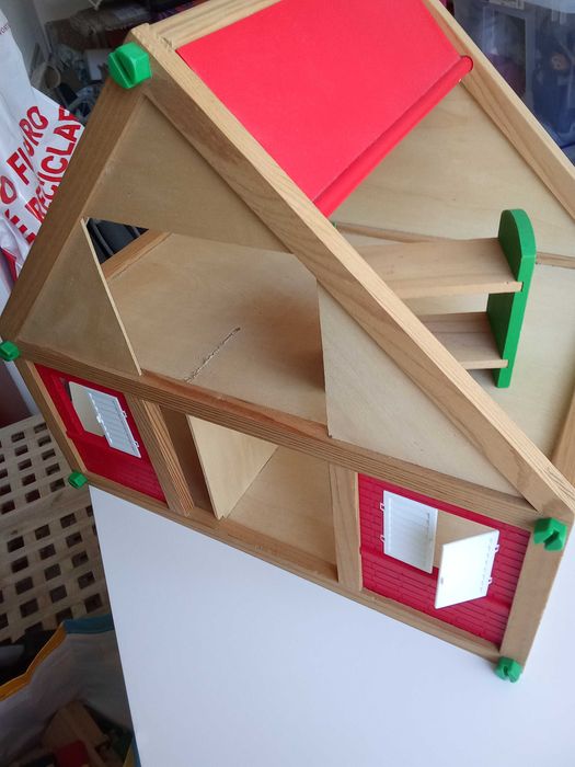 Casa de bonecas em madeira