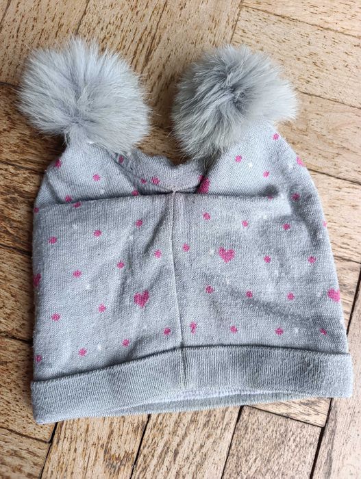 Czapka dziewczynki zimowa szary z serduszkami ta broszką
balabonami