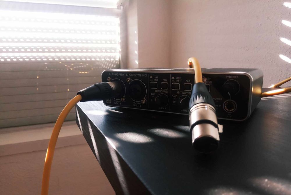 (NOVA) Behringer U-Phoria Um202HD + XLR + Behringer XM8500