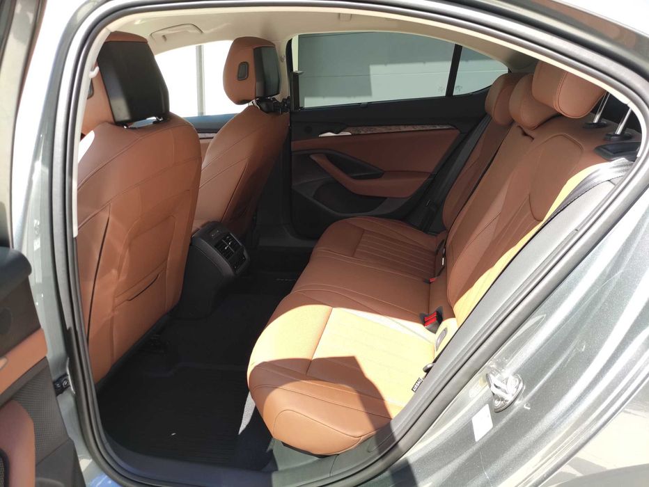 Elegancka limuzyna do ślubu – zdjęcia będą wyglądać jak z katalogu!