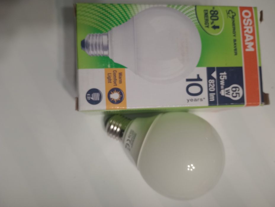 Świetlówka kompaktowa OSRAM E27 15W 2500K kula 8cm.
