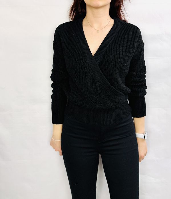 Czarny sweter kopertowy z dekoltem V L 40