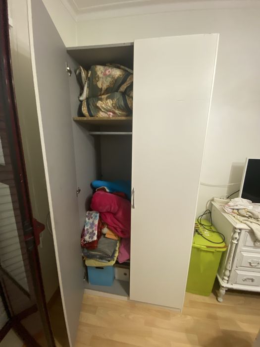 Armario com duas prateleiras e um cabideiro