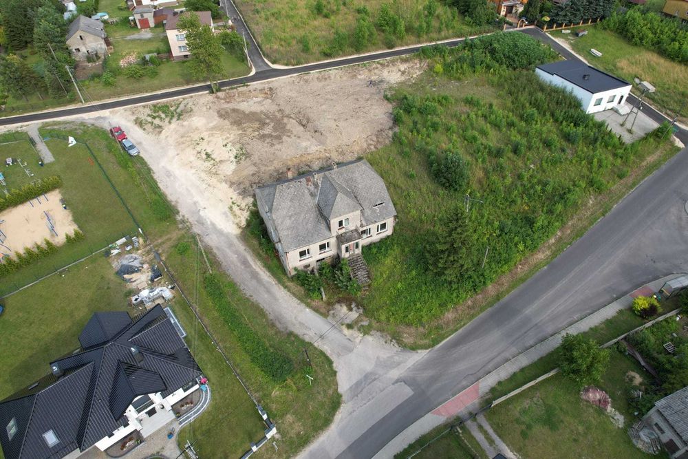 Działka budowlana z budynkiem (stara szkoła)