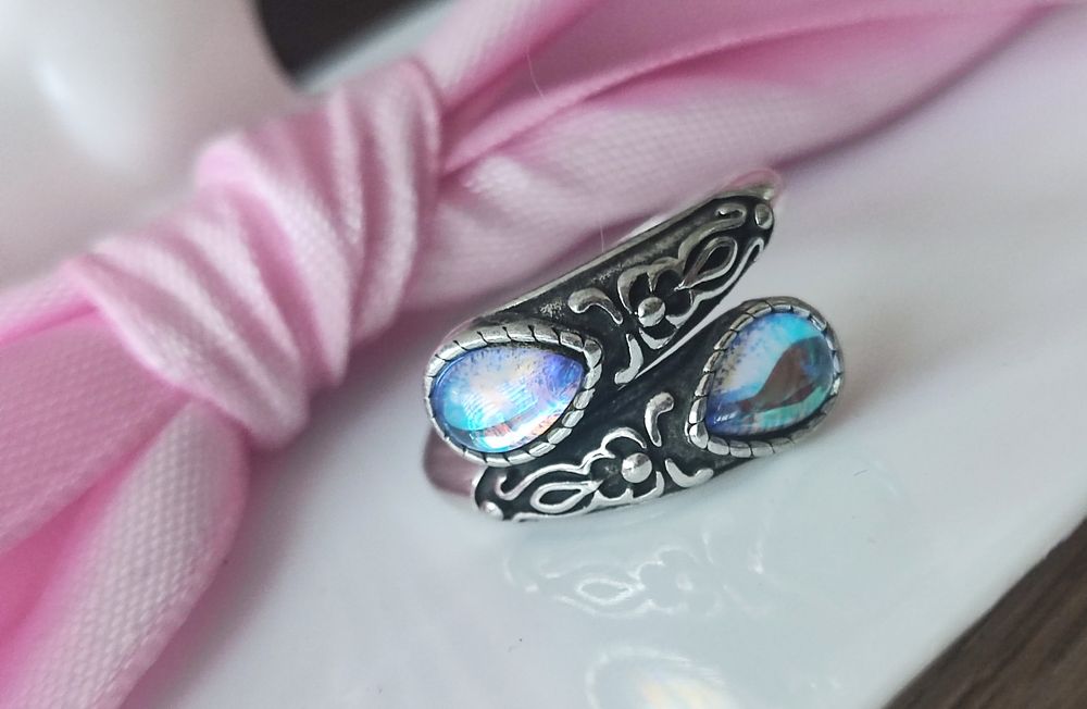 Pierścionek srebrny z lśniącymi kamieniami S925 rozmiar 56