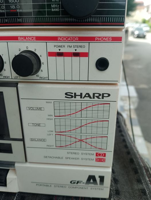 Radio cassete Sharp.