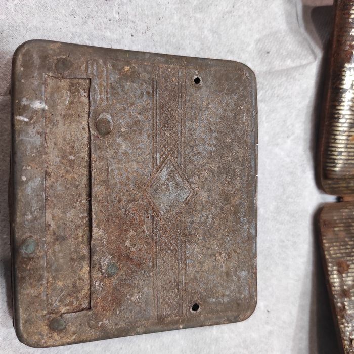 Stare metalowe pojemniki papierośnica