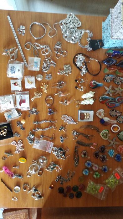 Біжутерія різноманітна