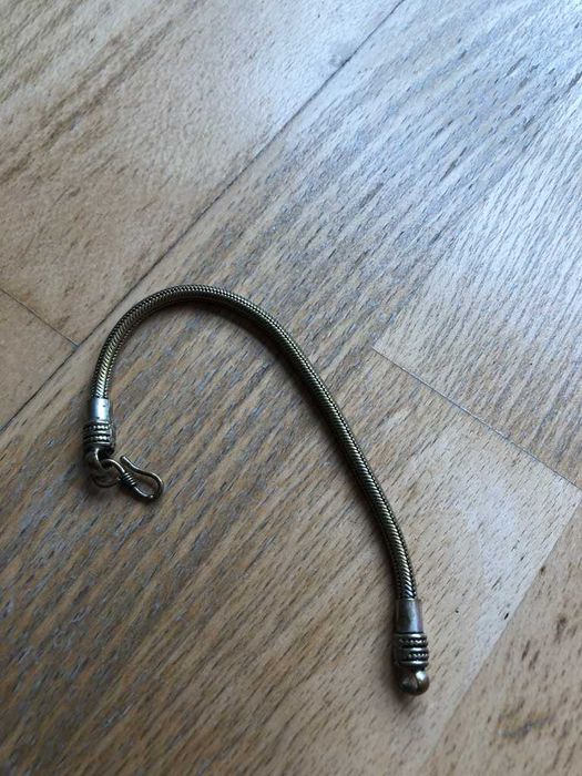 pulseira cinzenta