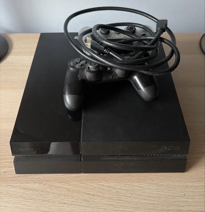 Konsola  ps4 + 2 pady