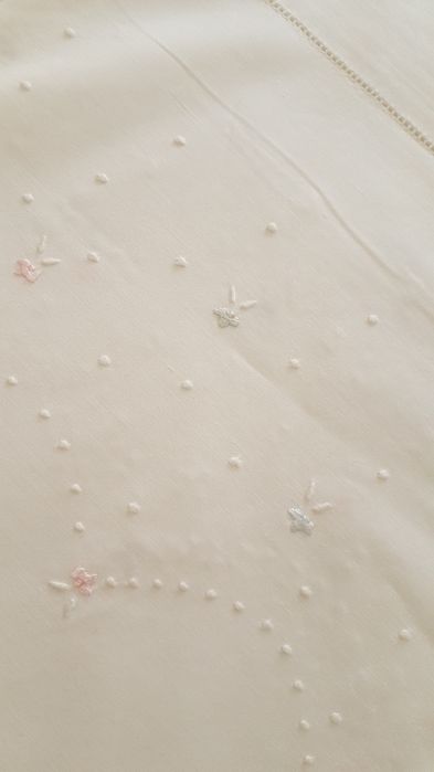 Lençol novo e 2 almofadas e bordado à mão